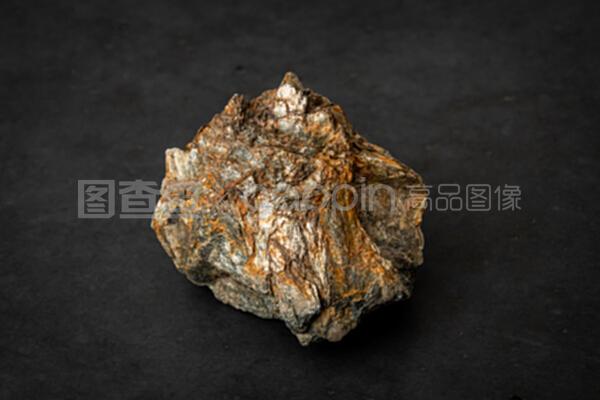 金屬元素含量高的礦石為何會起泡？—— 揭秘礦石起泡現象的科學原理